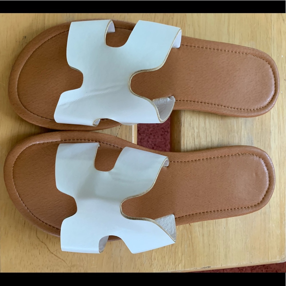 Chic summer sandals size 8... new